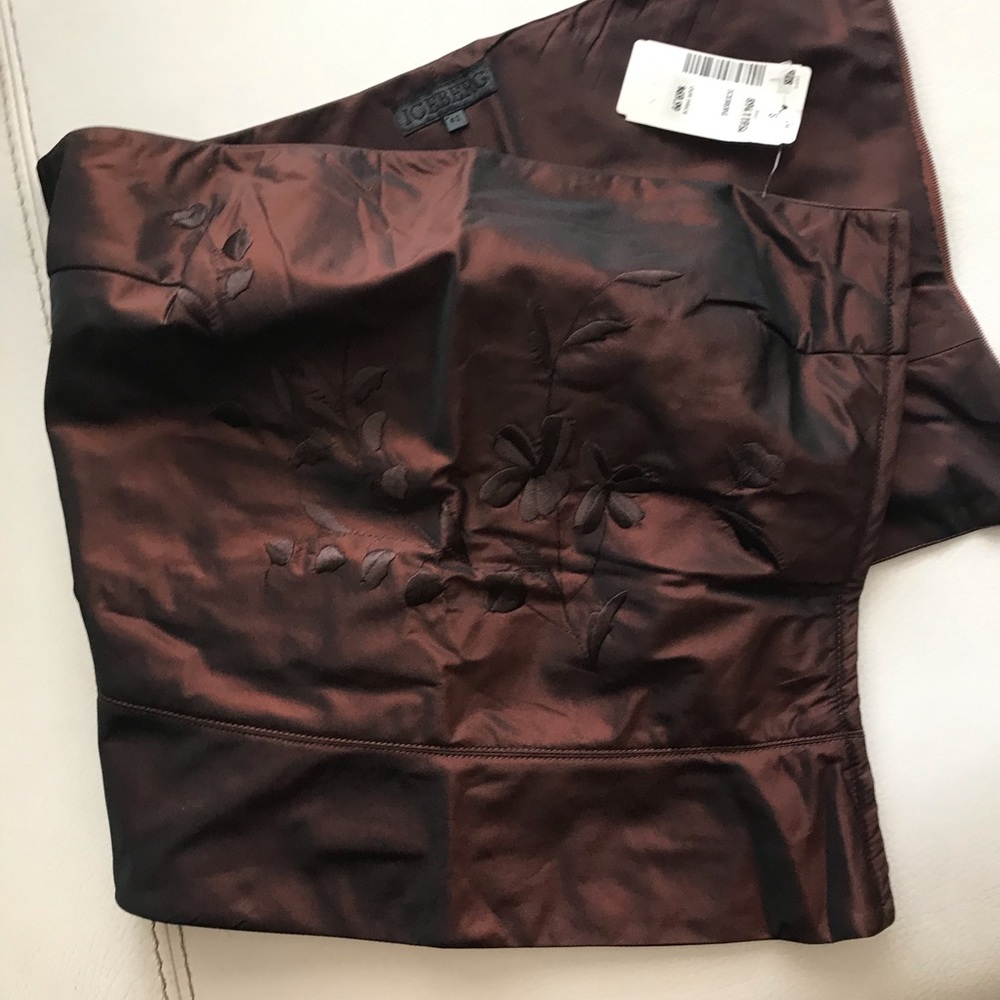 NWT. ICEBERG Top With embroidery s42 Made in Italy. Perfect alone or under